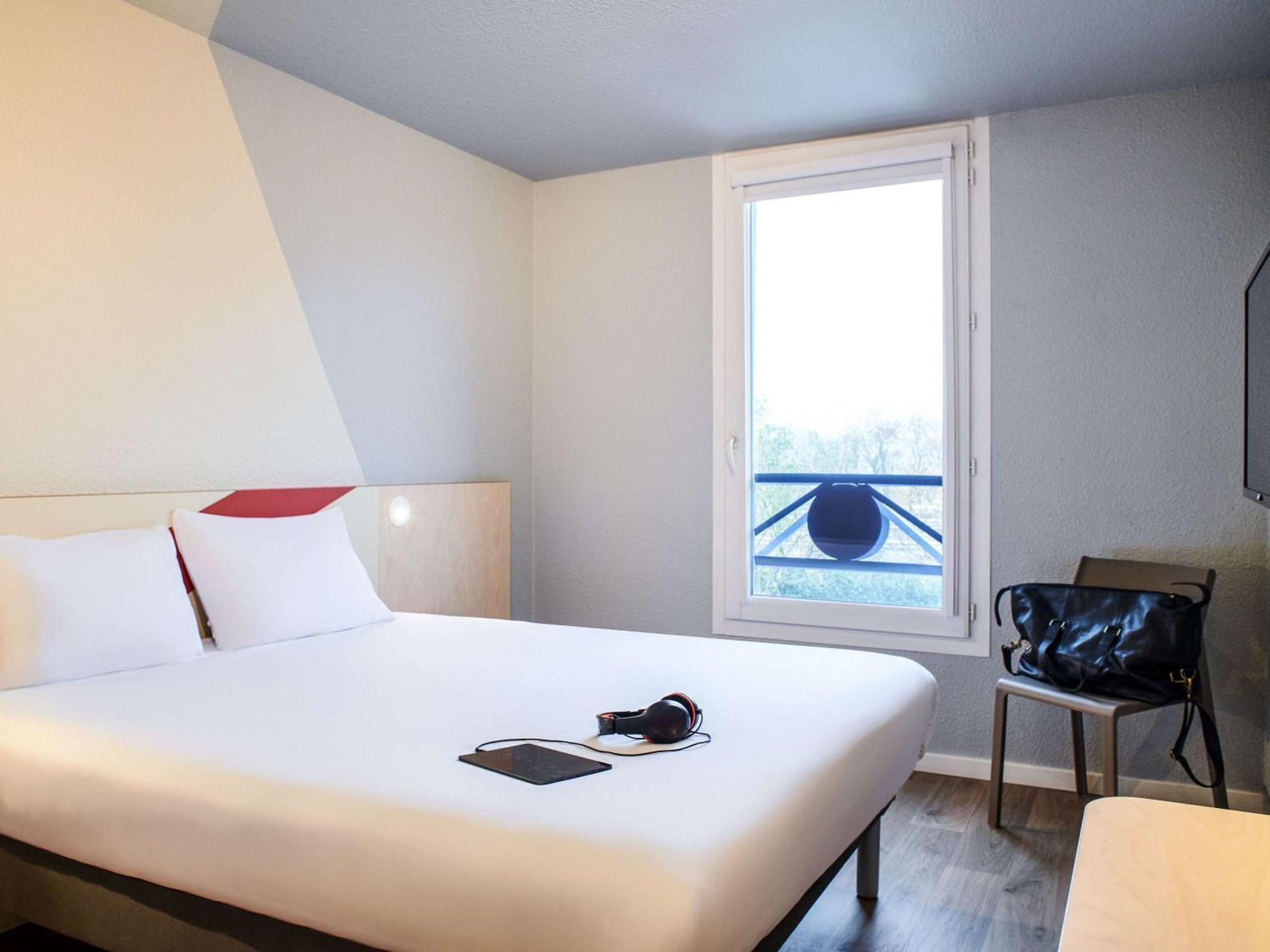 Hotel Ibis Budget Nantes Ouest Atlantis Couëron Екстериор снимка